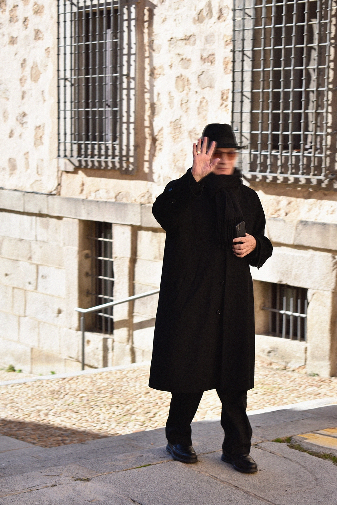 Retrato señor mayor saludando a cámara