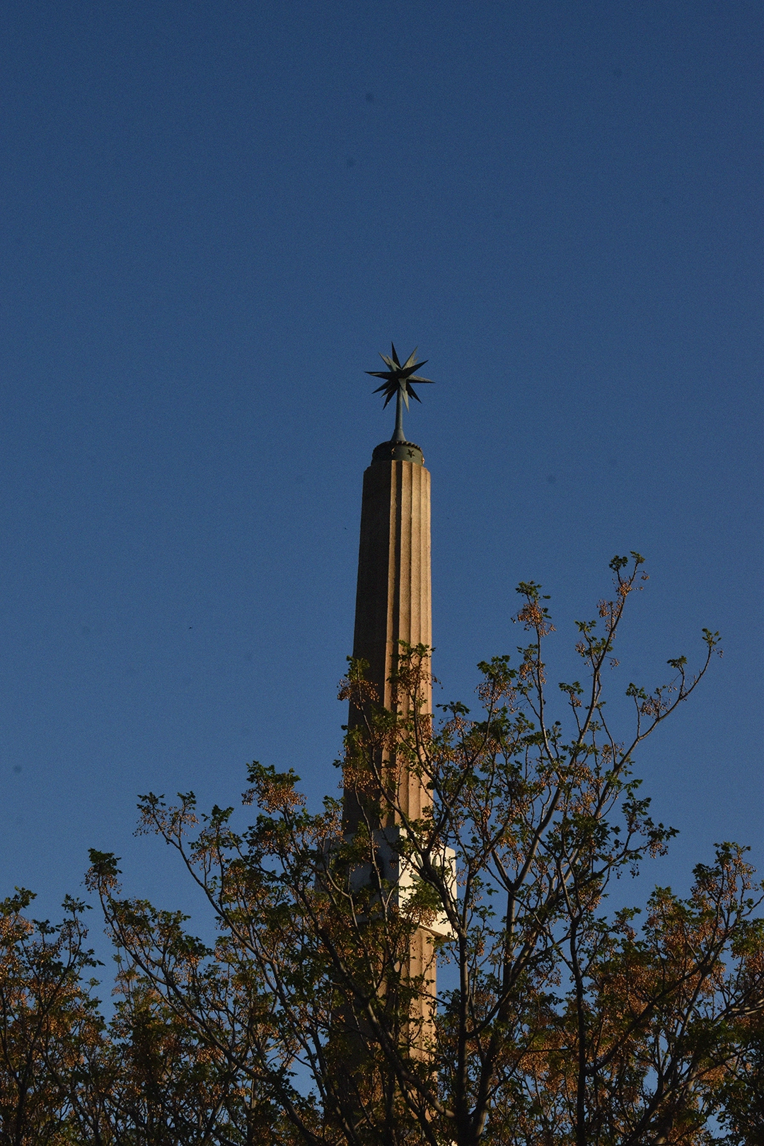 torre en parque Madrid rio